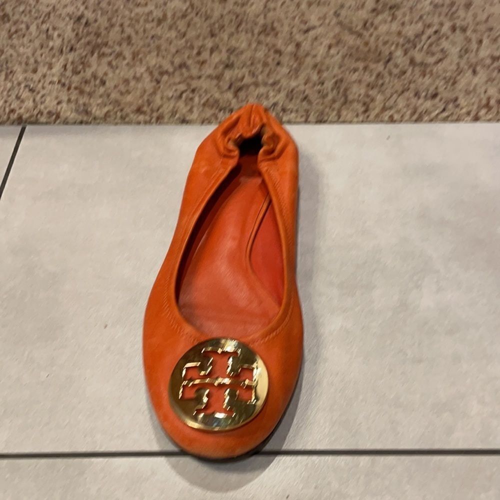 TORY Burch woman’s orange Right flat only - Picture 2 of 8